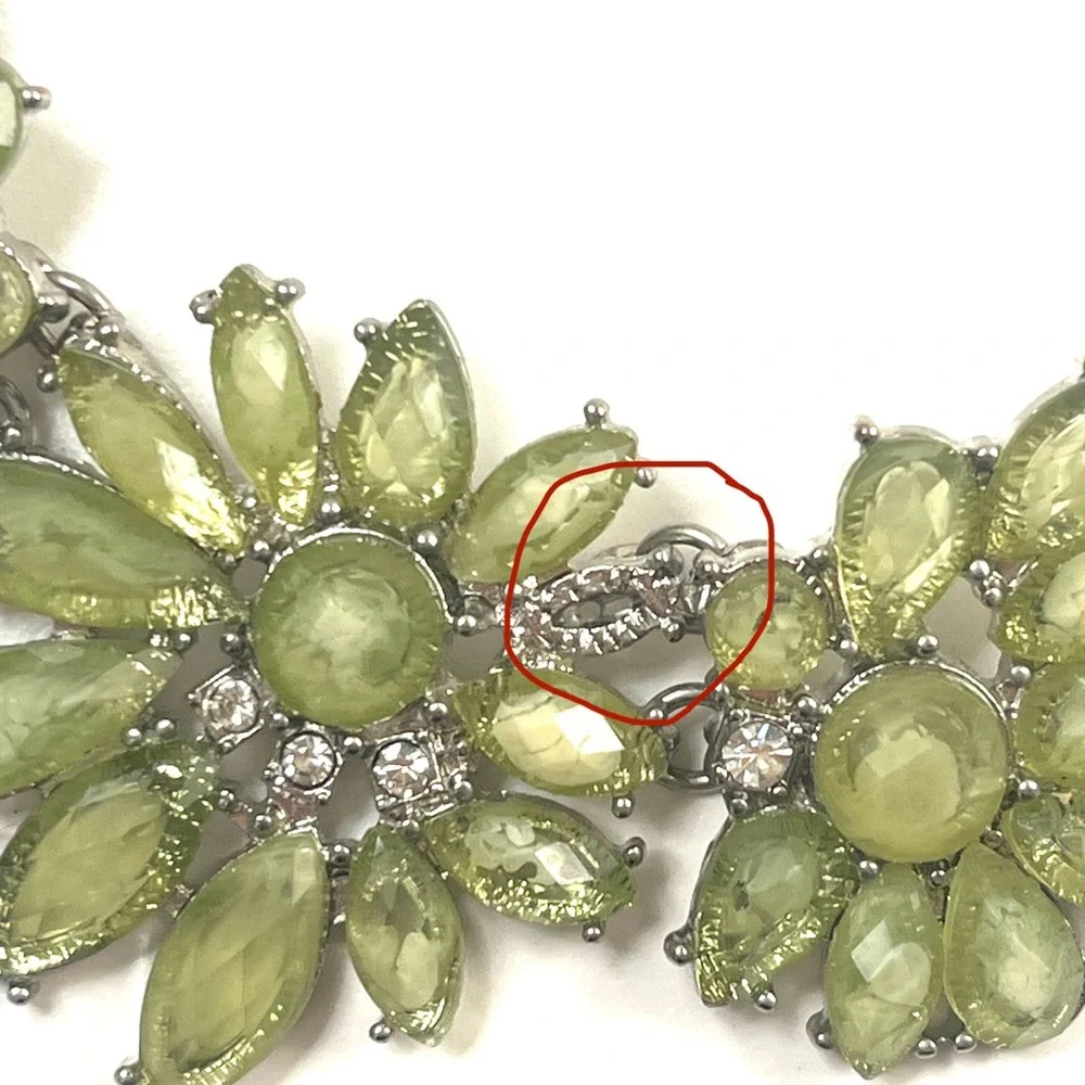 FLORAL STATEMENT NECKLACE - Picture 3 of 3
